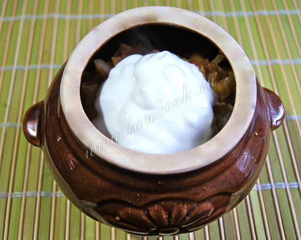 Запекание курицы с картошкой в горшочках