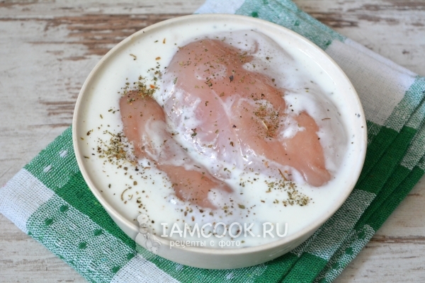 Положить в кефир куриную грудку