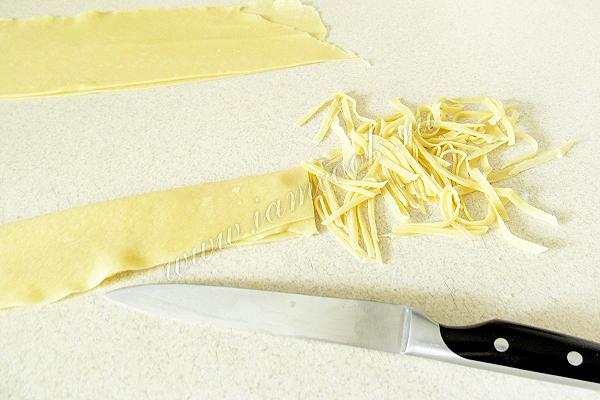 Нарезать тесто тонкими полосками