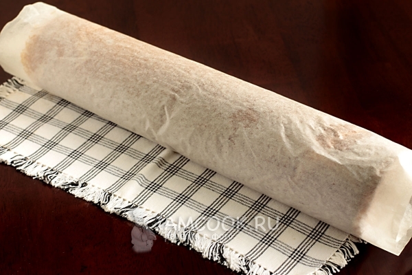 Свернуть бисквит в рулет