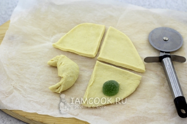 Слепить рогалики