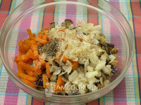 Смешать овощи со специями и солью