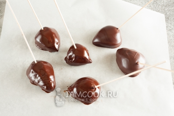 Выложить груши в шоколаде на бумагу