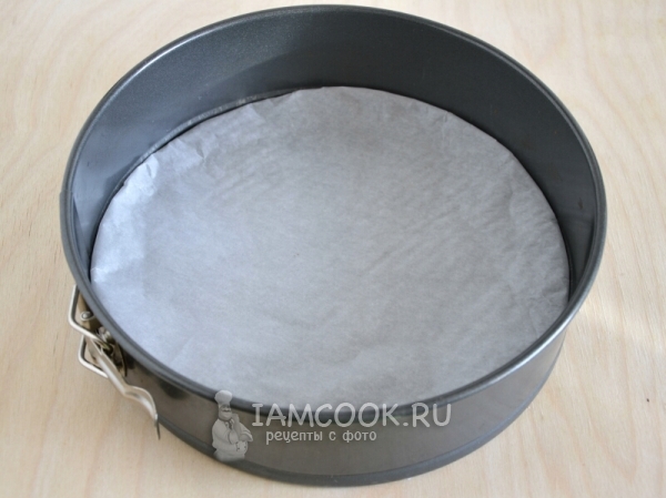 Застелить форму бумагой для выпечки