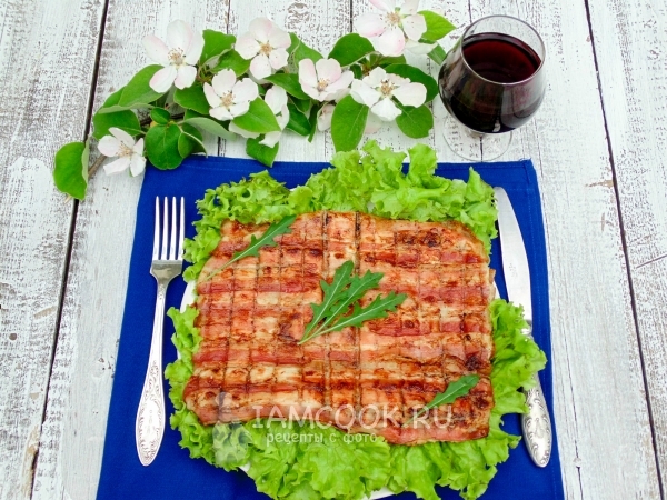 Готовый шашлык из куриной грудки в беконе