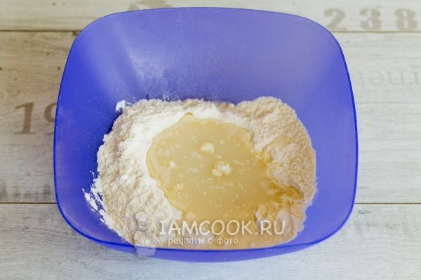 Влить воду в муку