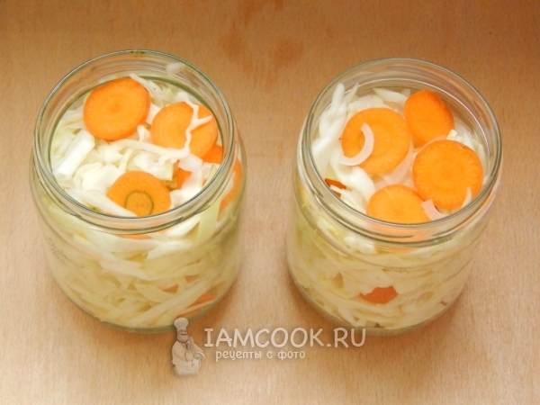 Уложить овощи в банки