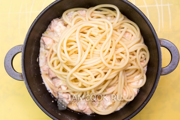 Положить готовые макароны к рыбе