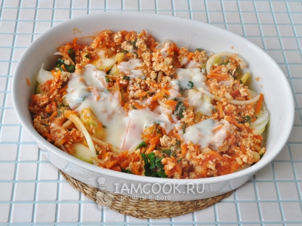 Выложить в форму овощи, фарш и соус