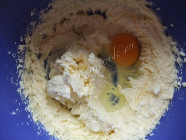 Замес теста для пирога