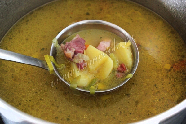 суп с горохом и копчеными свиными ребрами