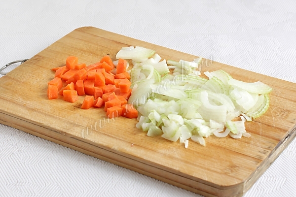 Порезанная морковь и лук