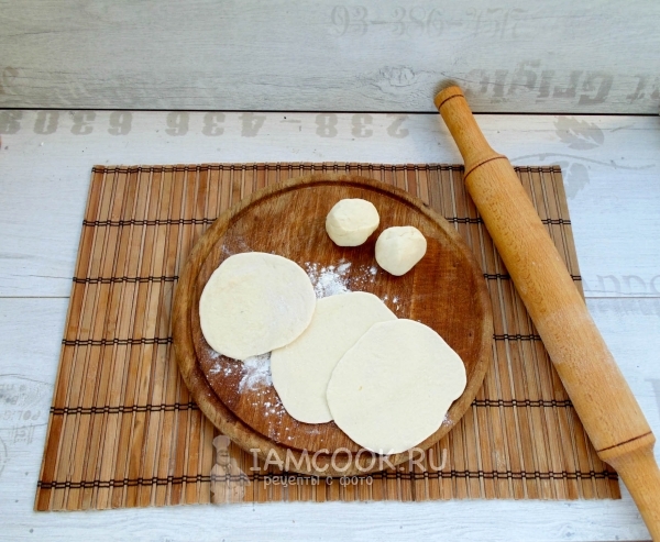 Раскатать каждый кружочек теста