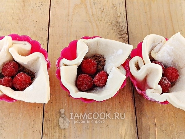 Положить ягоды малины