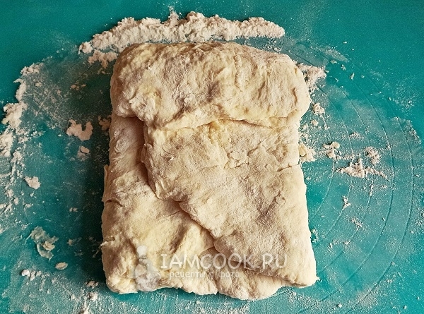 Подвернуть края теста к центру