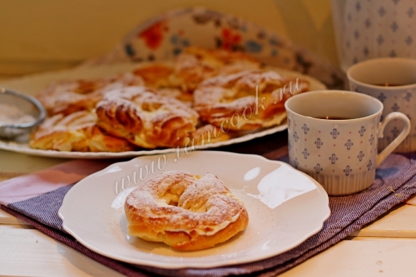 Присыпать сахарной пудрой