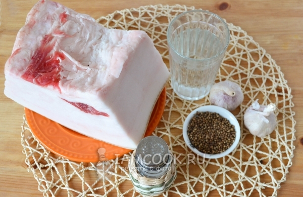 Ингредиенты для сала в рассоле в банке