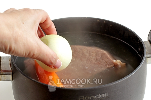 Положить лук и морковь