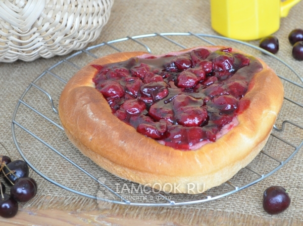 Фото пирога с вишнёвой начинкой и маскарпоне