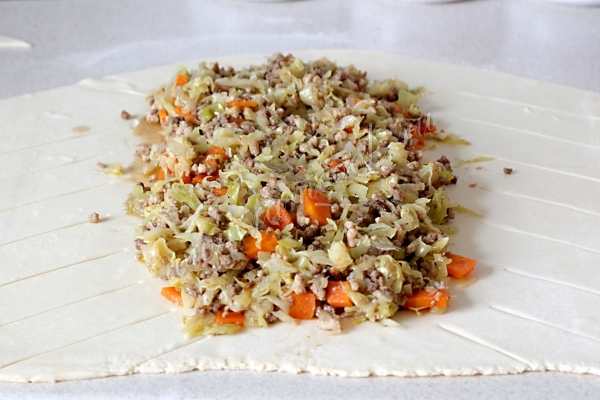 Выложить начинку на тесто