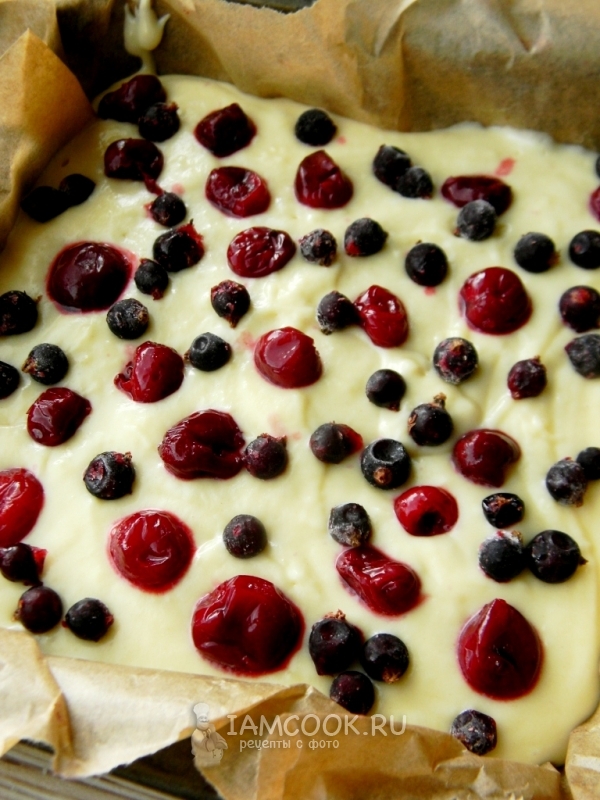 Положить на тесто ягоды