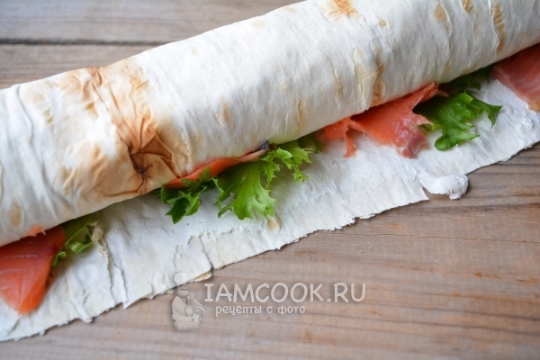 Свернуть лаваш с начинкой в рулет