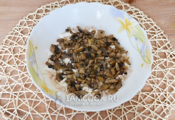 Выложить в блюдо грибы