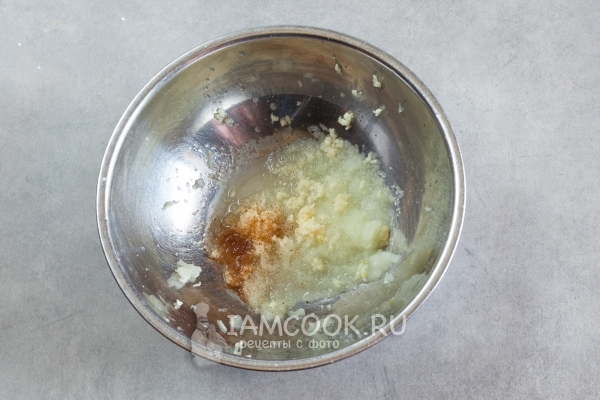 Смешать тертый лук, чеснок и перец