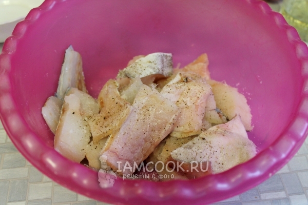 Рыбу посолить и поперчить