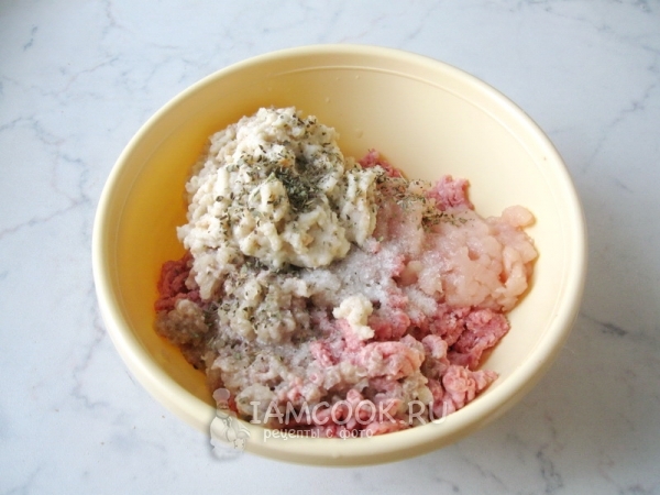 Всыпать соль и специи