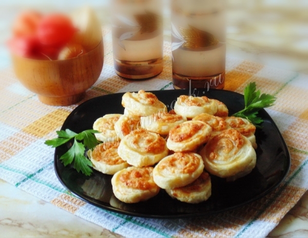 Рецепт спиралек из слоеного теста с сыром