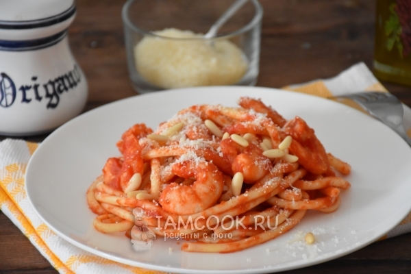 Фото пасты с креветками и острым томатным соусом