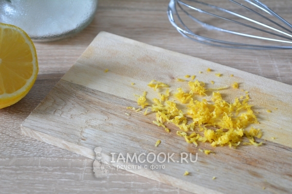 Натереть лимонную цедру