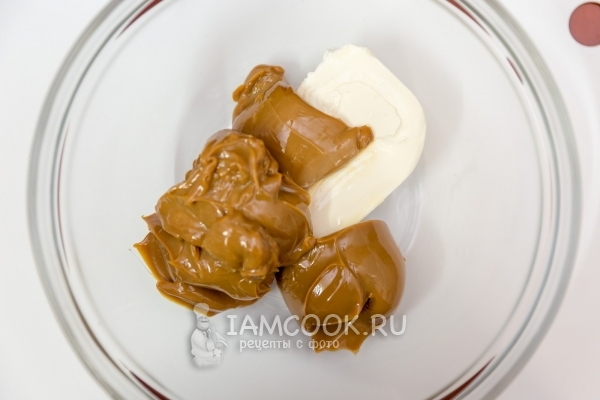 Соединить сгущенку с маслом