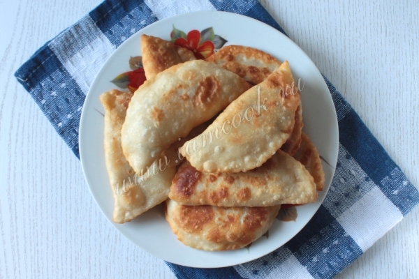 Рецепт чебуреков с грибами и сыром