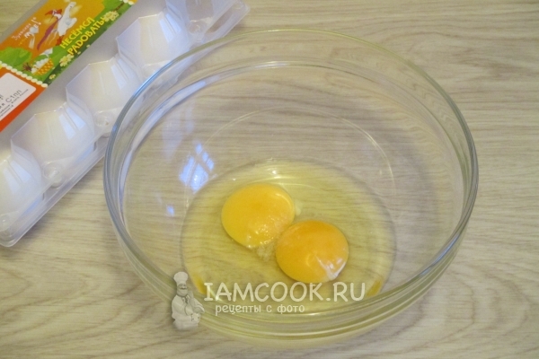 Взбить яйца с солью