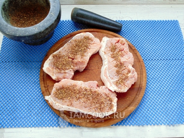 Натереть мясо специями