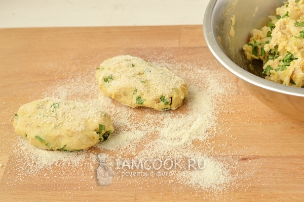 Обвалять котлеты в манке