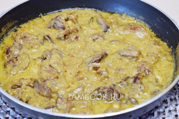 Готовая куриная печень, жареная с луком в сметане