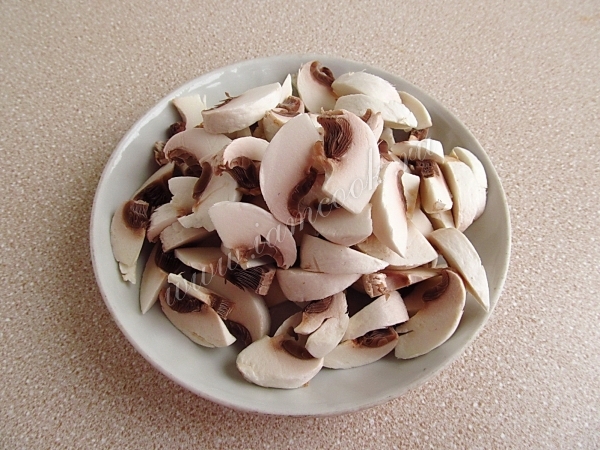 Шампиньона нарезаем пластинками