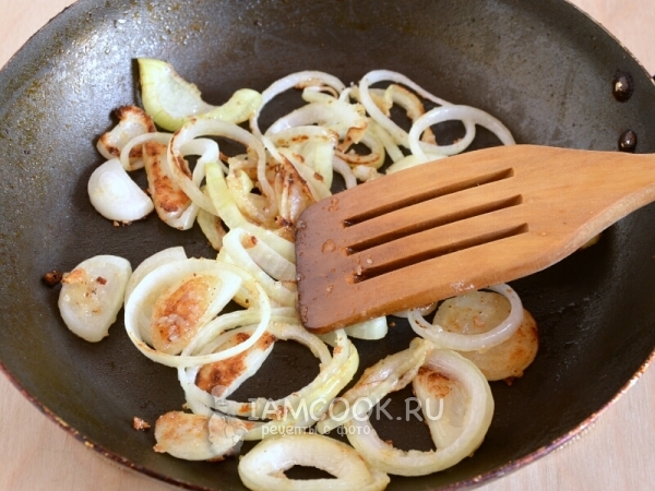 Обжарить лук