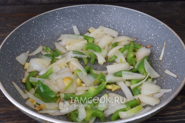 Обжарить лук, чеснок и перец