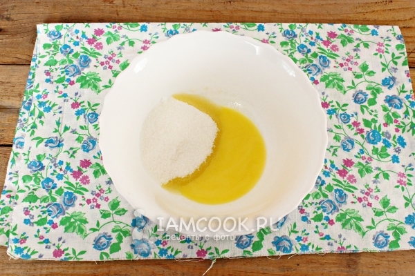 Соединить масло с сахаром