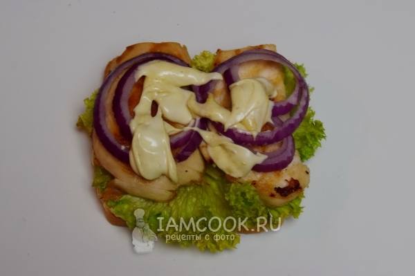 Положить на лук соус