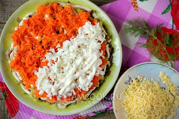 Положить слой моркови и белка