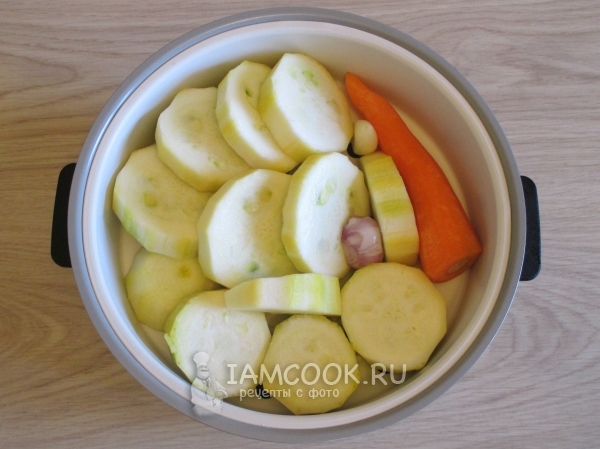 Положить овощи в пароварку