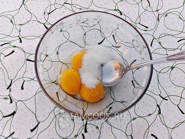 Соединить желтки с сахаром