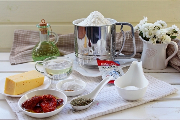 Ингредиенты для хлеба с вялеными томатами и сыром