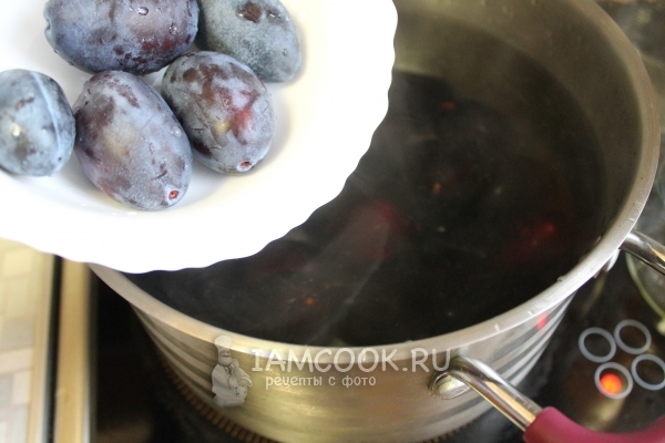 Положить сливы в горячую воду