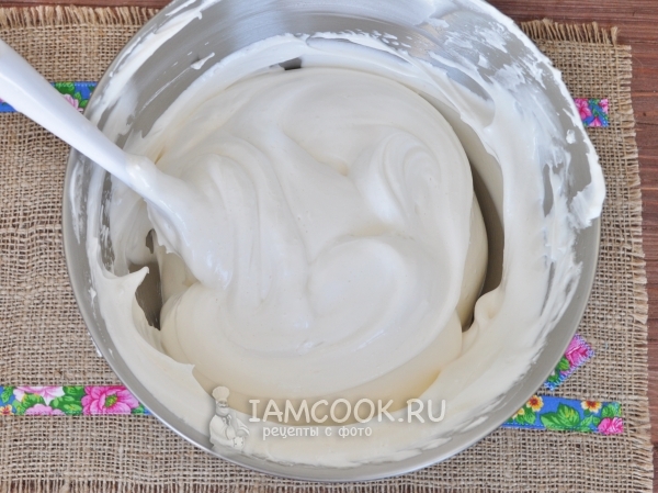 Влить сироп в белки